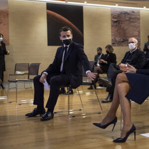 Emmanuel Macron et sa femme Brigitte en visite au Centre national d'études spatiales de Paris, à l'occasion de l'atterrissage de l'astromobile Perseverance sur Mars. Le 18 février 2021 © Eliot Blondet / Pool / Bestimage