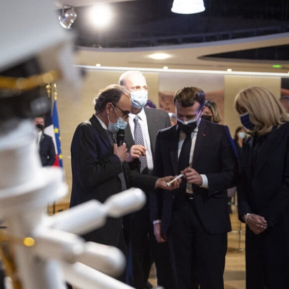 Emmanuel Macron et sa femme Brigitte en visite au Centre national d'études spatiales de Paris, à l'occasion de l'atterrissage de l'astromobile Perseverance sur Mars. Le 18 février 2021 © Eliot Blondet / Pool / Bestimage