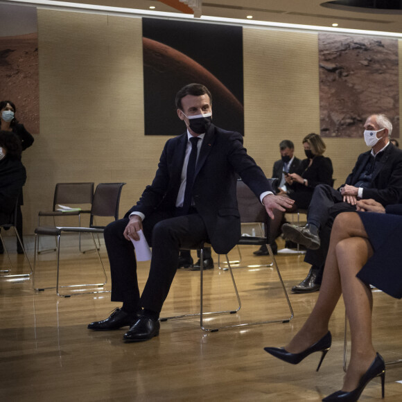 Emmanuel Macron et sa femme Brigitte en visite au Centre national d'études spatiales de Paris, à l'occasion de l'atterrissage de l'astromobile Perseverance sur Mars. Le 18 février 2021 © Eliot Blondet / Pool / Bestimage