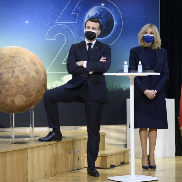 Emmanuel Macron et sa femme Brigitte en visite au Centre national d'études spatiales de Paris, à l'occasion de l'atterrissage de l'astromobile Perseverance sur Mars. Le 18 février 2021 © Eliot Blondet / Pool / Bestimage