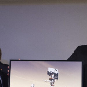 Jean-Yves Le Gall (Président du CNES) - Emmanuel Macron en visite au Centre national d'études spatiales de Paris, à l'occasion de l'atterrissage de l'astromobile Perseverance sur Mars. Le 18 février 2021 © Eliot Blondet / Pool / Bestimage