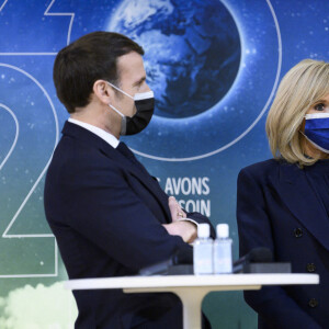 Emmanuel Macron et sa femme Brigitte en visite au Centre national d'études spatiales de Paris, à l'occasion de l'atterrissage de l'astromobile Perseverance sur Mars. Le 18 février 2021 © Eliot Blondet / Pool / Bestimage  French President Emmanuel Macron (L) and his wife Brigitte Macron attend a visit at the French National Center for Space Studies (CNES) to watch the landing of NASA's Perseverance Mars rover on the planet Mars, in Paris on February 18, 2021. Photo by Eliot Blondet/ABACAPRESS.COM 