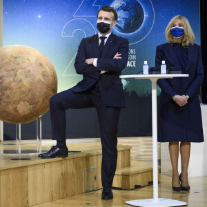 Emmanuel Macron et sa femme Brigitte en visite au Centre national d'études spatiales de Paris, à l'occasion de l'atterrissage de l'astromobile Perseverance sur Mars. Le 18 février 2021 © Eliot Blondet / Pool / Bestimage 