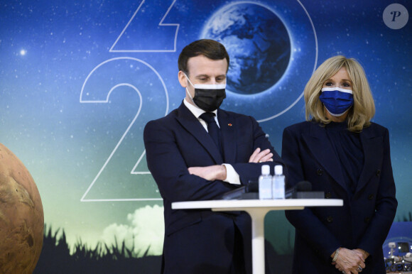 Emmanuel Macron et sa femme Brigitte en visite au Centre national d'études spatiales de Paris, à l'occasion de l'atterrissage de l'astromobile Perseverance sur Mars. Le 18 février 2021 © Eliot Blondet / Pool / Bestimage 