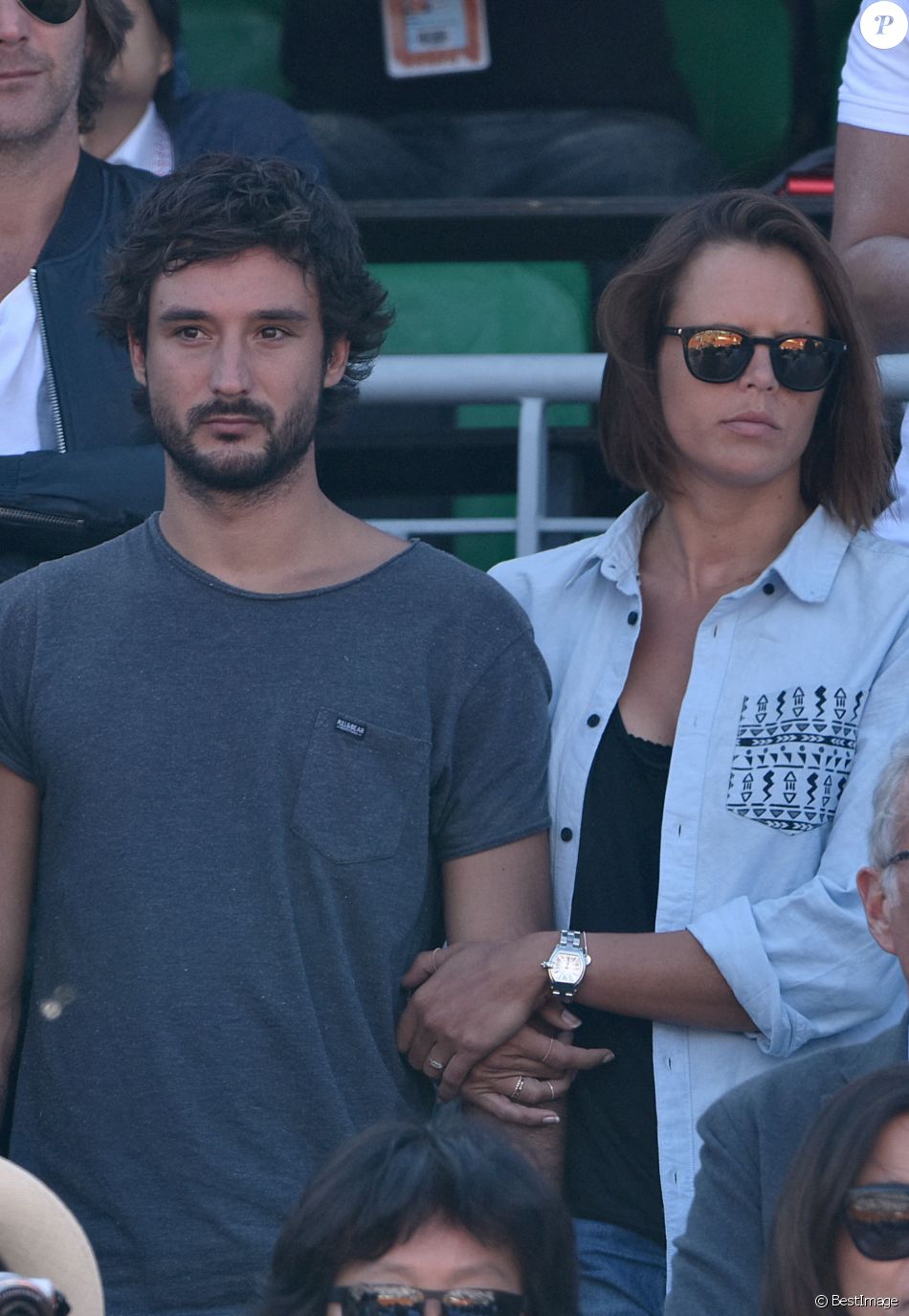 Laure Manaudou et son compagnon Jérémy Frérot (du groupe Fréro Delavega) dans les tribunes lors de la finale des Internationaux de tennis de Roland-Garros à Paris, le 7 juin 2015.