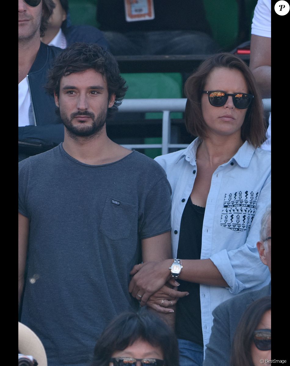 Laure Manaudou et son compagnon Jérémy Frérot (du groupe Fréro Delavega) dans les tribunes lors de la finale des Internationaux de tennis de Roland-Garros à Paris, le 7 juin 2015.