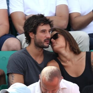 Laure Manaudou et son compagnon Jérémy Frérot (du groupe Fréro Delavega) dans les tribunes lors de la finale des Internationaux de tennis de Roland-Garros à Paris, le 7 juin 2015.