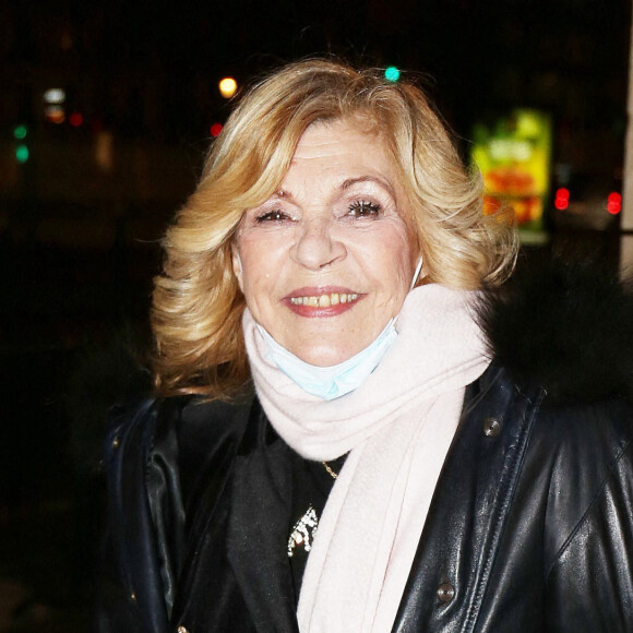Exclusif - La chanteuse Nicoletta quitte les studios de RTL à Paris. © Panoramic / Bestimage