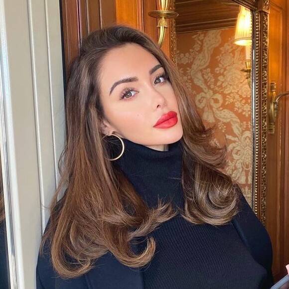 Nabilla Benattia pose sur Instagram