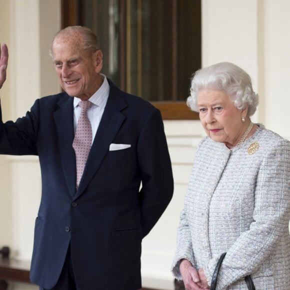 La reine Elizabeth II d'Angleterre et le prince Philip, duc d'Edimbourg sur le perron du palais de Buckingham à Londres.