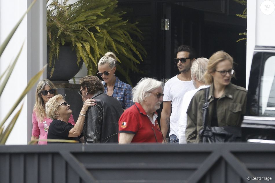 Exclusif - Elyette Boudou, Johnny Hallyday et sa femme Laeticia Hallyday, Claude Bouillon, Yodelice (Maxim Nucci) - Johnny Hallyday quitte sa propriété de Pacific Palissades le 12 septembre 2016.