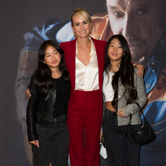 Laeticia Hallyday et ses filles Joy et Jade - Projection au Grand Rex à Paris des documentaires "Johnny USA" et "A nos promesses" à l'occasion de la Journée Spéciale Johnny, son rêve américain. Le 21 octobre 2020 © Jacovides-Moreau / Bestimage