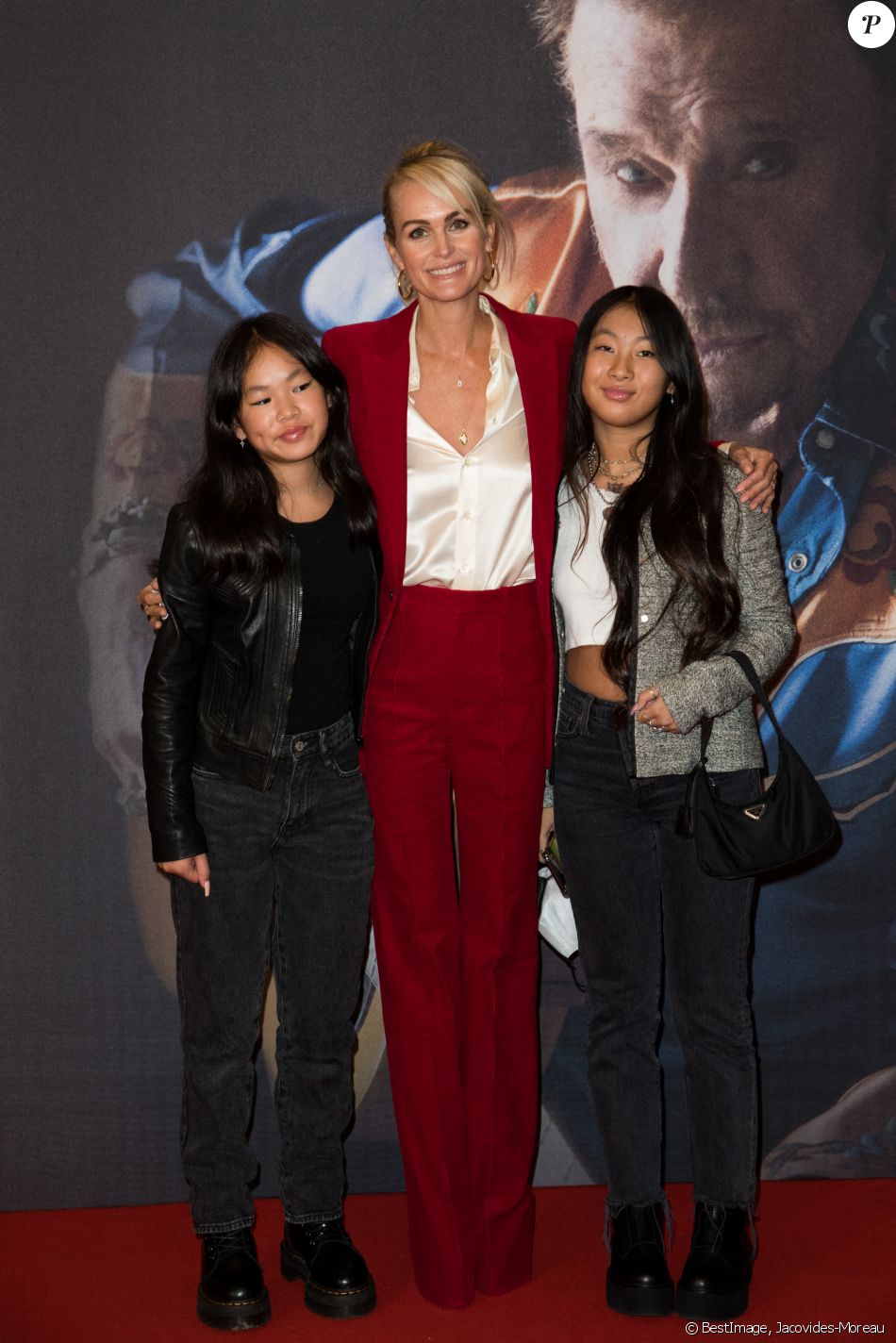 Laeticia Hallyday et ses filles Joy et Jade - Projection au Grand Rex à Paris des documentaires "Johnny USA" et "A nos promesses" à l'occasion de la Journée Spéciale Johnny, son rêve américain. Le 21 octobre 2020 © Jacovides-Moreau / Bestimage