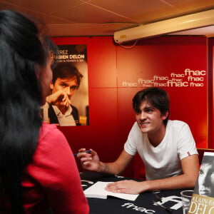 Exclusif - Alain-Fabien Delon dédicace son roman "De la race des seigneurs" aux éditions Stock à la FNAC des Ternes à Paris le 14 février 2019. © Sébastien Valiela/Bestimage