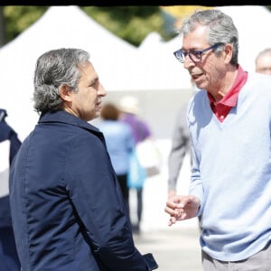 Exclusif - Patrick Balkany sur le marché de Levallois le dimanche 24 mai 2020. Il ne porte pas de masque malgré l'épidémie de Coronavirus (Covid-19). © Alain Guizard / Bestimage