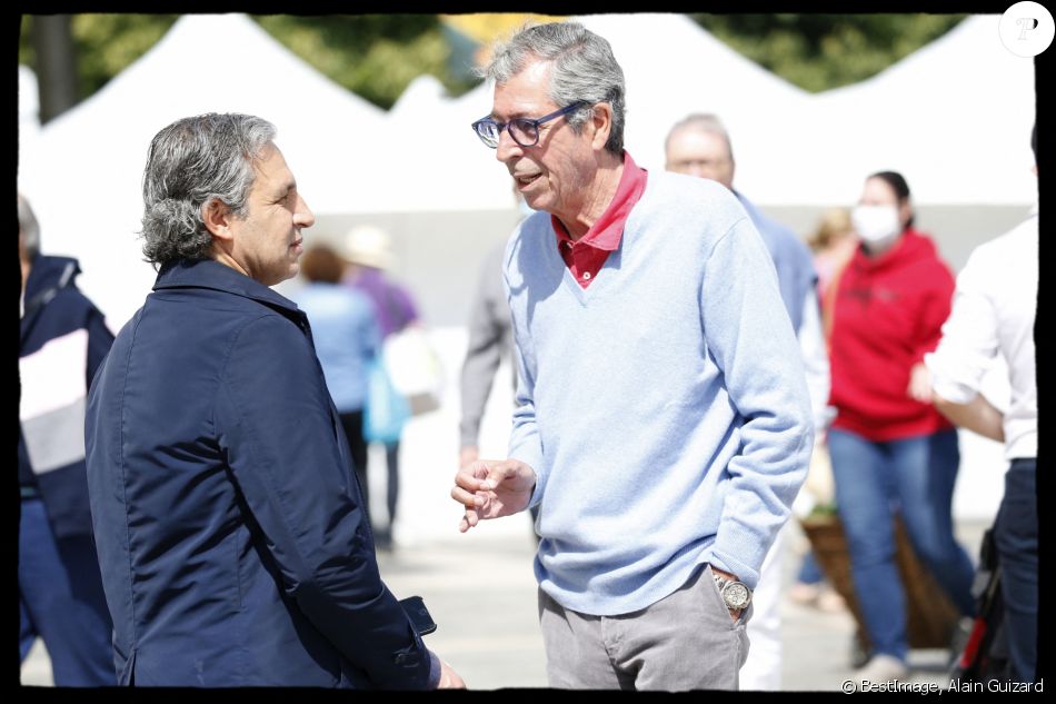 Exclusif - Patrick Balkany sur le marché de Levallois le dimanche 24 mai 2020. Il ne porte pas de masque malgré l'épidémie de Coronavirus (Covid-19). © Alain Guizard / Bestimage
