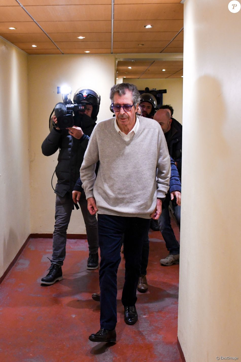 Exclusif - Après sa libération de la prison de la Santé, Patrick Balkany et sa femme Isabelle se rendent à la mairie de Levallois Perret le 12 février 2020.