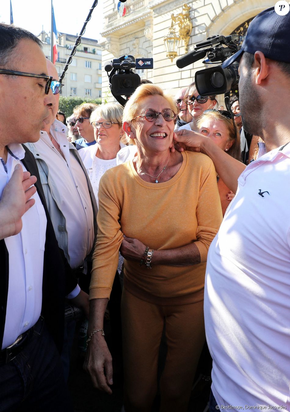 Deux jours après le verdict du procès pour fraude fiscale des époux Balkany, Isabelle Balkany est allée à la rencontre de Levalloisiens le jour du marché sur la place de la mairie à Levallois-Perret, France, le 15 septembre 2019. © Dominique Jacovides/Bestimage