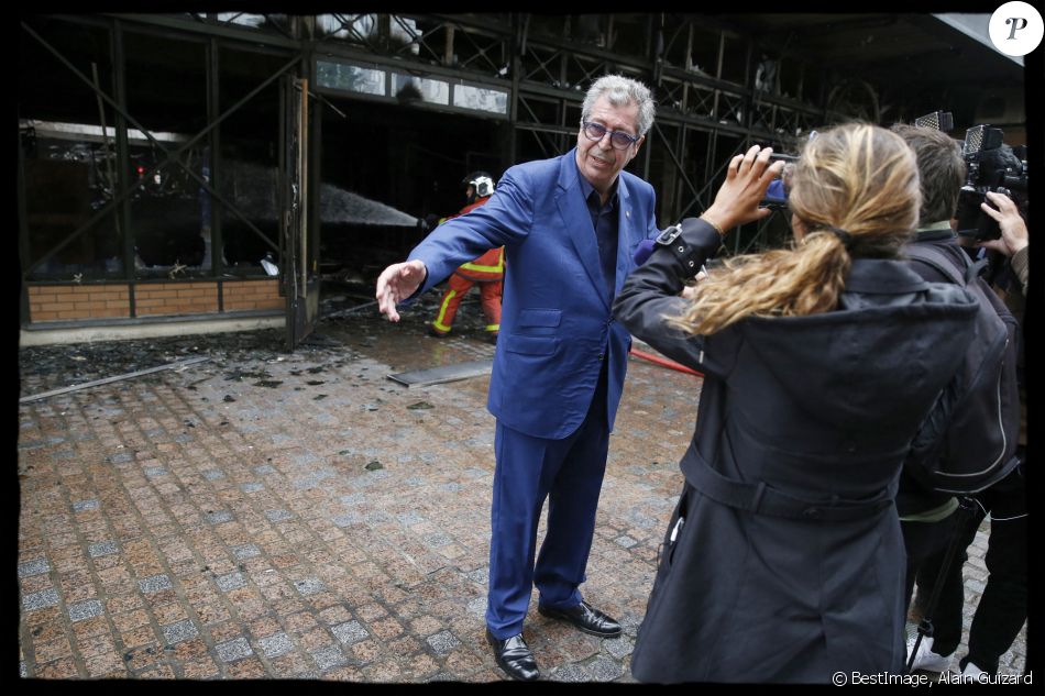 Exclusif - Patrick Balkany (maire de Levallois-Perret) sur les lieux de l'incendie qui s'est déclaré dans la nuit du 17 au 18 août 2019, dans le marché couvert "Henri Barbusse". Levallois-Perret, le 18 août 2019. © Alain Guizard/Bestimage