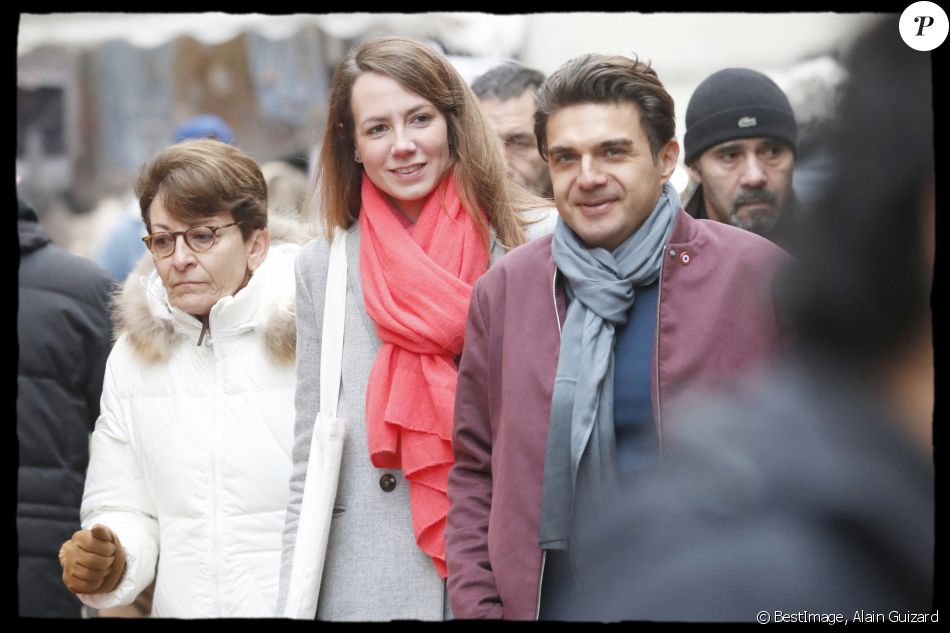 David-Xavier Weiss - Agnès Pottier Dumas en campagne pour les élections municipales à Levallois, Place de la République, le 5 janvier 2020. © Alain Guizard /Bestimage