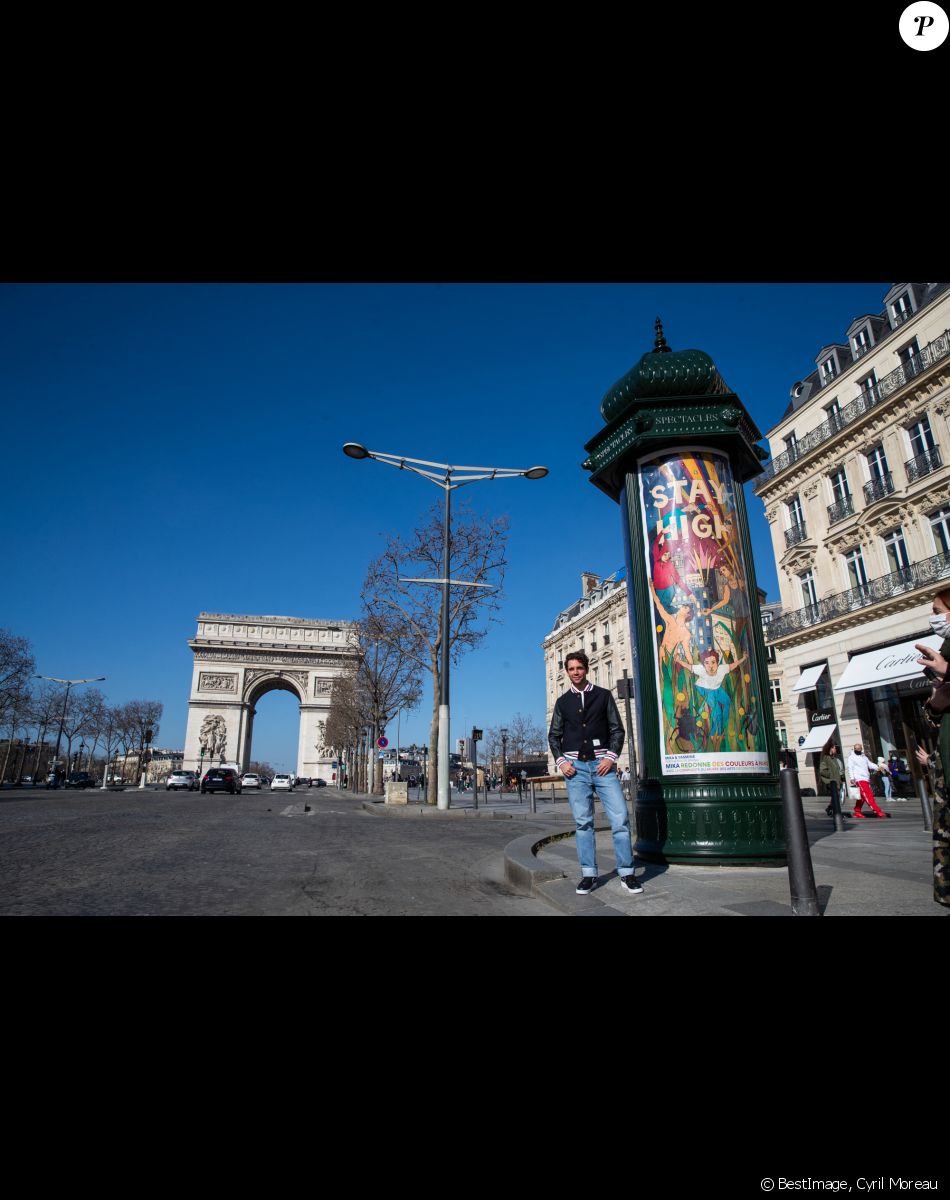 Exclusif - Mika et neuf autres artistes redonnent des couleurs à Paris. Le 28 février 2021. ©Cyril Moreau / Bestimage