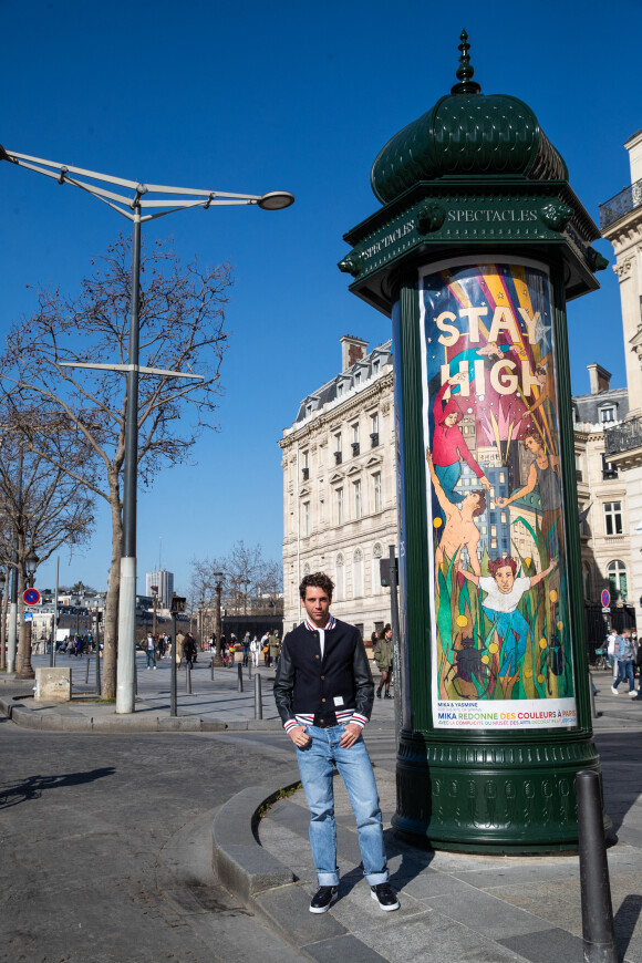 Exclusif - Mika et neuf autres artistes redonnent des couleurs à Paris. Le 28 février 2021. ©Cyril Moreau / Bestimage