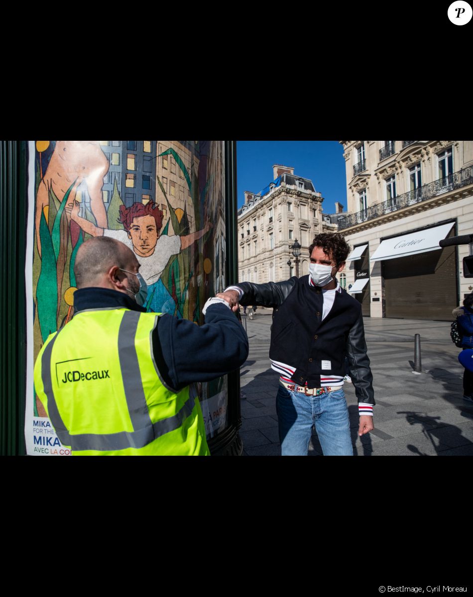 Exclusif - Mika et neuf autres artistes redonnent des couleurs à Paris. Le 28 février 2021. ©Cyril Moreau / Bestimage