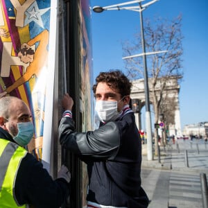 Exclusif - Mika et neuf autres artistes redonnent des couleurs à Paris le 28 février 2021. Les affiches réalisées par dix artistes, dont le chanteur Mika, seront exposées en mars à Paris. Un projet mené par l'artiste pour redonner vie à une capitale culturelle qui s'essoufle. Dès demain, le 1er mars 2021, plus de 2500 espaces accueilleront ces affiches. Pour habiller les espaces d'affichage de la capitale orpheline des annonces des événements culturels habituels (cinémas, théâtre, musées), Mika, qui mène ce projet, sa soeur Paloma Penniman et le directeur du musée des Arts décoratifs Olivier Gabet ont donné carte blanche à neuf artistes pour " redonner des couleurs à Paris ", titre de cette exposition éphémère à ciel ouvert. Mika a lui-même co-signé une affiche réalisée avec une autre de ses soeurs, Yasmine Penniman, avec laquelle il crée ses pochettes d'album, affiches de tournée ou autres produits depuis deux décennies. Ces oeuvres inédites sont exposées sur les mâts-drapeaux et les célèbres colonnes Morris, emblématiques du mobilier urbain parisien, qui appartiennent au géant de l'affichage JCDecaux. Palais de la Porte Dorée, canal de l'Ourcq, hôtel Lutetia etc : des lieux emblématiques de la capitale figurent sur plusieurs de ces oeuvres aux couleurs chaudes. © Cyril Moreau / Bestimage  Exclusive - For Germany please call for price - no web en Suisse / Belgique The posters created by ten artists, including the singer Mika, will be exhibited in March in Paris. A project led by the artist to breathe new life into a cultural capital that is running out of steam. In order to dress the capital's poster spaces orphaned from the announcements of the usual cultural events (cinemas, theatre, museums), Mika, who is leading this project, his sister Paloma Penniman and the director of the Museum of Decorative Arts Olivier Gabet have given carte blanche to nine artists to "give back colours to Paris", the title of this ephemeral open-air exhibition. Mika himself co-signed a poster with another of his sisters, Yasmine Penniman, with whom he has been creating his album covers, touring posters and other products for the past two decades. These original works are displayed on the flagpoles and the famous Morris columns, emblematic of urban furniture. which are owned by the Parisian poster giant JCDecaux. The Palais de la Porte Dorée, the Ourcq Canal, the Lutetia Hotel, etc.: emblematic places in the capital appear on several of these warmly coloured works. Paris, february 28th 2021