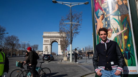 Mika : Heureux de redonner vie aux rues de Paris avec ses soeurs