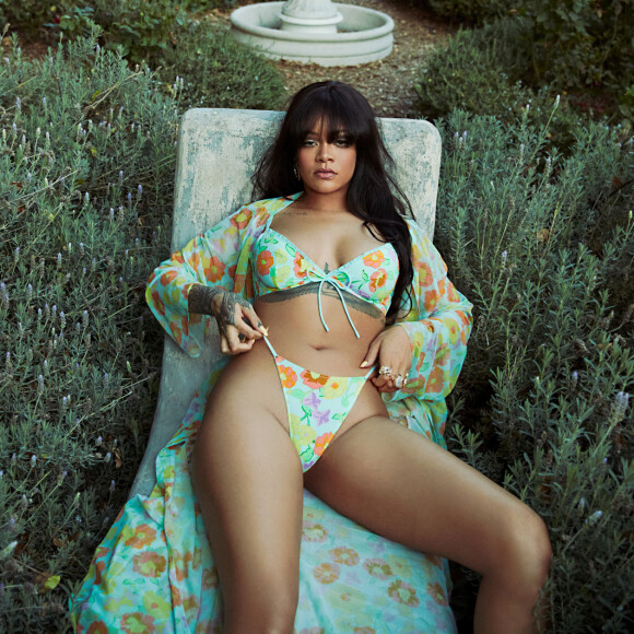 Rihanna porte la nouvelle collection de Savage X Fenty, sa marque de lingerie.