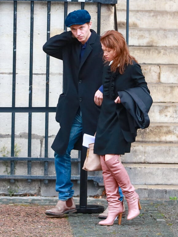 Le chanteur Raphaël et sa compagne Mélanie Thierry - Obsèques du photographe allemand Peter Lindbergh en l'église Saint-Sulpice à Paris. Le 24 septembre 2019.