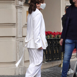 La chanteuse Lady Gaga quitte son hôtel à Rome, le 4 mars 2021.