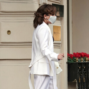 Lady Gaga quitte son hôtel, sublime en costume blanc Max Mara et bottines à plateformes. Rome, le 4 mars 2021.
