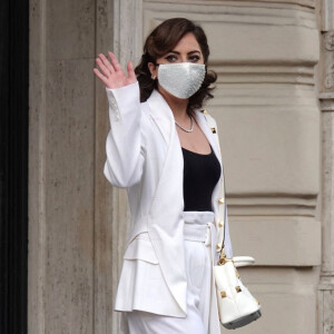 Lady Gaga, angélique en costume blanc Max Mara, quitte son hôtel à Rome.