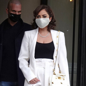 La chanteuse Lady Gaga quitte son hôtel à Rome, le 4 mars 2021.