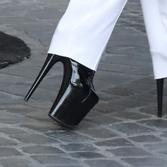 La chanteuse Lady Gaga quitte son hôtel à Rome, le 4 mars 2021.