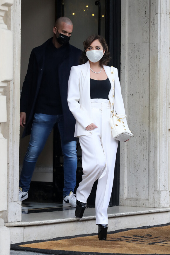 La chanteuse Lady Gaga quitte son hôtel à Rome, le 4 mars 2021.