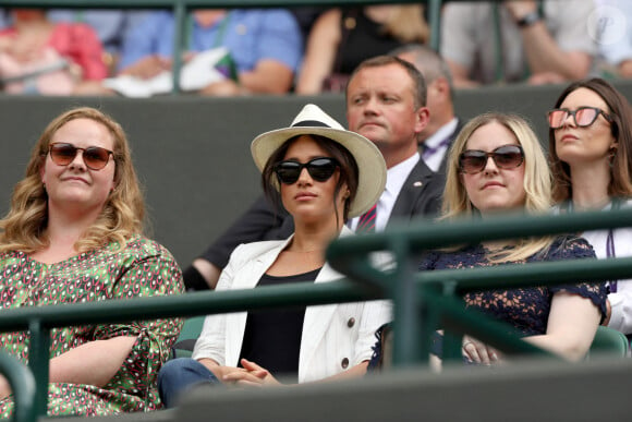 Meghan Markle, duchesse de Sussex, et son amie Lindsay Roth (à droite) au Tournoi de tennis de Wimbledon à Londres.