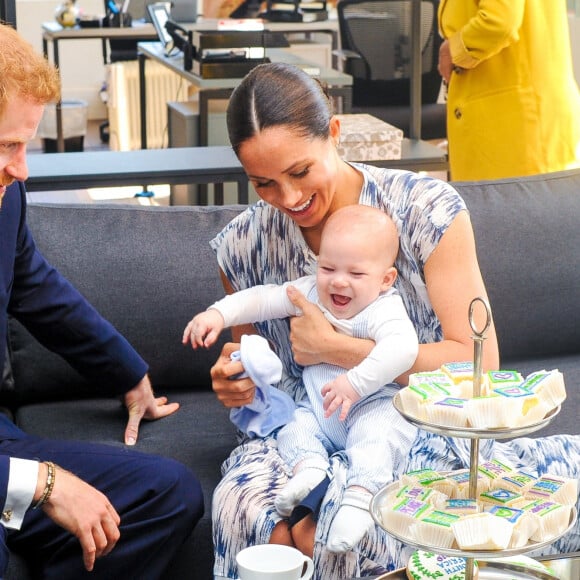 Le prince Harry et Meghan Markle présentent leur fils Archie à Desmond Tutu à Cape Town, Afrique du Sud le 25 septembre 2019.