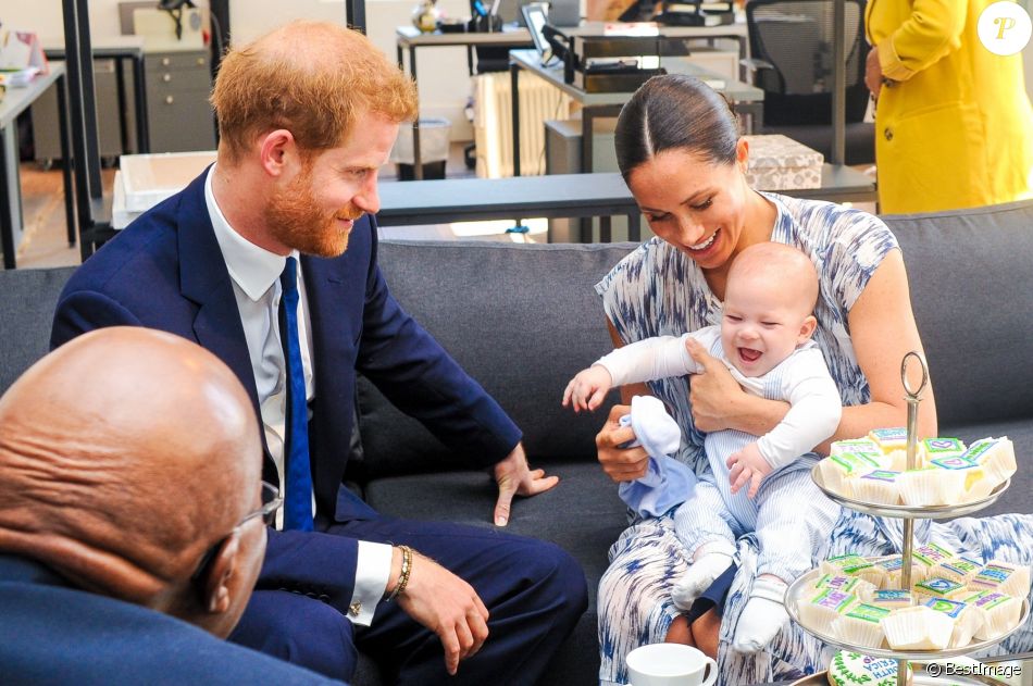 Le prince Harry et Meghan Markle présentent leur fils Archie à Desmond Tutu à Cape Town, Afrique du Sud le 25 septembre 2019.