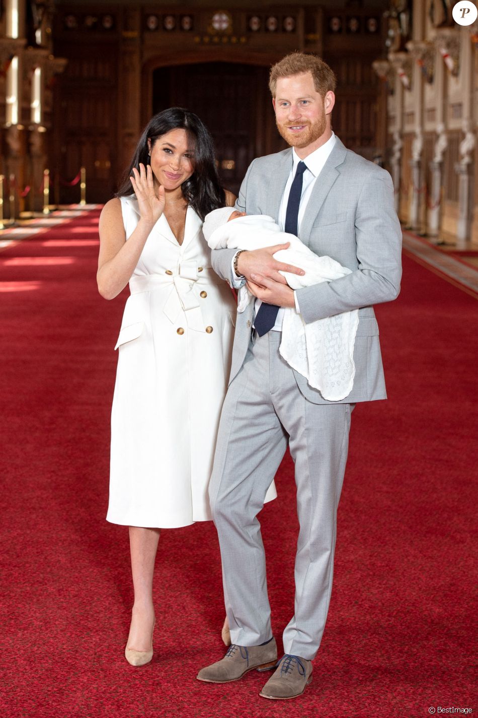 Le prince Harry et Meghan Markle, duc et duchesse de Sussex, présentent leur fils Archie Harrison Mountbatten-Windsor dans le hall St George au château de Windsor le 8 mai 2019.