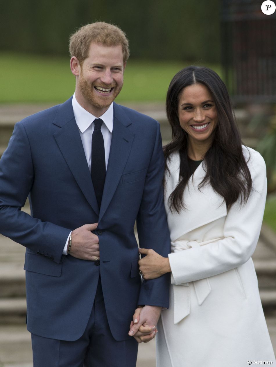 Le Prince Harry et Meghan Markle posent à Kensington palace après l'annonce de leur mariage au printemps 2018 à Londres le 27 novembre 2017.