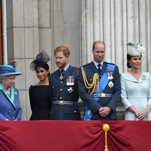 Le prince Charles, la reine Elisabeth II d'Angleterre, Meghan Markle, duchesse de Sussex (habillée en Dior Haute Couture par Maria Grazia Chiuri), le prince Harry, duc de Sussex, le prince William, duc de Cambridge, Kate Catherine Middleton, duchesse de Cambridge - La famille royale d'Angleterre lors de la parade aérienne de la RAF pour le centième anniversaire au palais de Buckingham à Londres. Le 10 juillet 2018