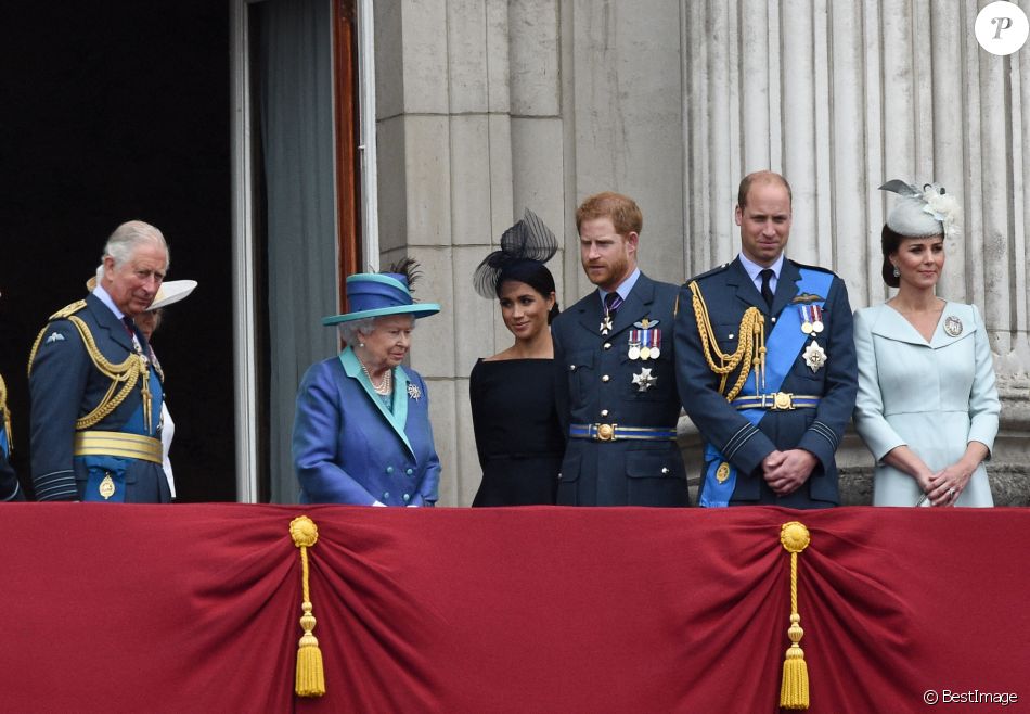 Le prince Charles, la reine Elisabeth II d'Angleterre, Meghan Markle, duchesse de Sussex (habillée en Dior Haute Couture par Maria Grazia Chiuri), le prince Harry, duc de Sussex, le prince William, duc de Cambridge, Kate Catherine Middleton, duchesse de Cambridge - La famille royale d'Angleterre lors de la parade aérienne de la RAF pour le centième anniversaire au palais de Buckingham à Londres. Le 10 juillet 2018
