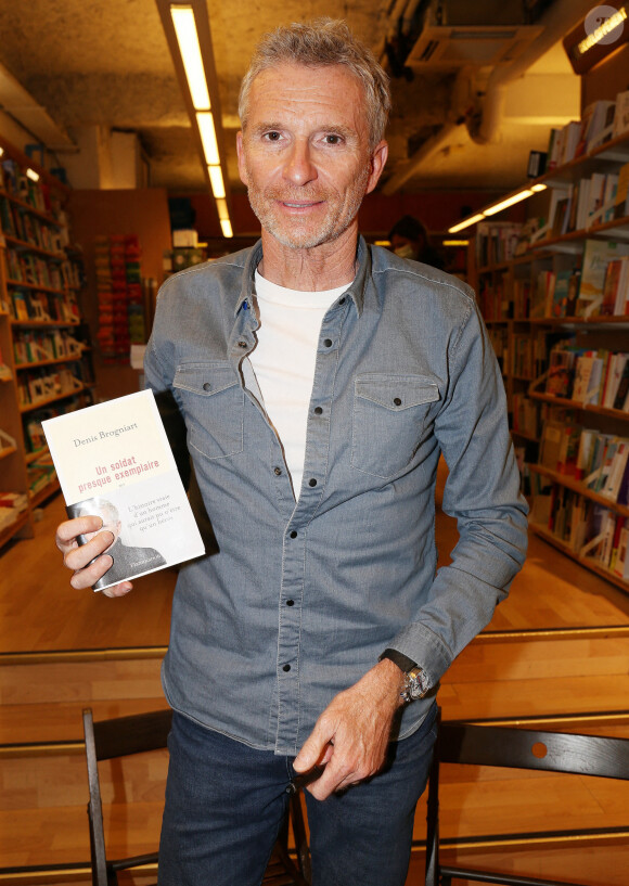 Denis Brogniart en dédicace de son premier roman "Un soldat exemplaire" à la librairie Lamartine à Paris. Le 6 mars 2021