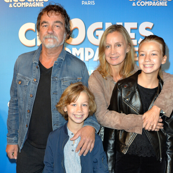 Olivier Marchal avec sa femme Catherine et leur enfant Basile et Ninon à l'avant-première de "Cigognes & Compagnies" au cinéma Gaumont Opéra à Paris. © Guirec Coadic/Bestimage