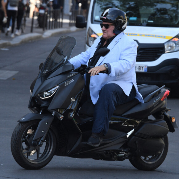 Exclusif - Gérard Depardieu déjeune avec une amie dans un restaurant japonais de Saint-Germain-des-Prés à Paris. Le 18 septembre 2020.