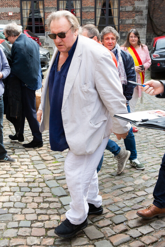 Exclusif - Gérard Depardieu arrive au théâtre Royal lors de sa tournée "Depardieu chante Barbara" à Mons en Belgique, le 6 avril 2019.