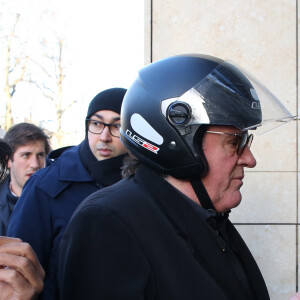 Exclusif - Gérard Depardieu arrive à RTL en scooter pour faire la promotion de son dernier film "Convoi exceptionnel" à Paris, le 7 mars 2019.