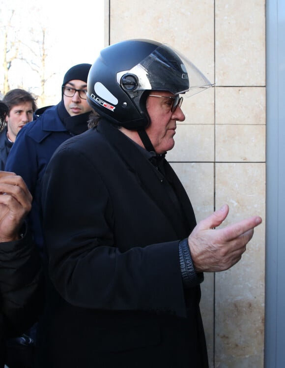 Exclusif - Gérard Depardieu arrive à RTL en scooter pour faire la promotion de son dernier film "Convoi exceptionnel" à Paris, le 7 mars 2019.